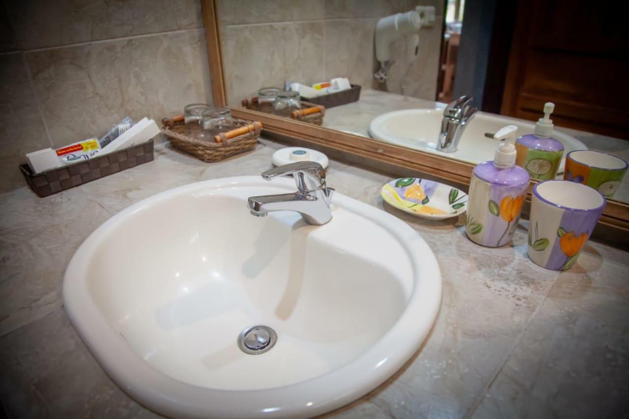 Gardenia Country Inn Tomohon Екстер'єр фото